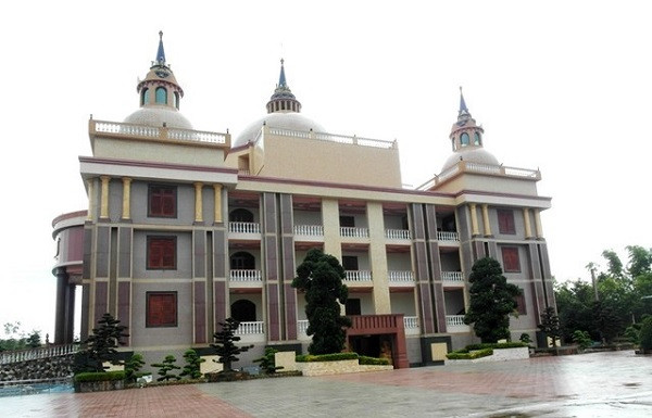 Dinh thự lâu đài đắt nhất Việt Nam ở Nam Bộ là lâu đài Trầm Bê. Tòa lâu đài này nằm trên khu đất rộng hơn 30ha, trong khuôn viên có rất nhiều cây cảnh, đặc biệt có hơn 1.000 cây tùng các loại được nhập từ Nhật Bản về, với nhiều cây có giá đến gần triệu đô.