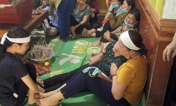 Như báo Tổ Quốc đã đưa tin, sáng 22/3, Công an huyện Quế Phong xác minh nguồn tin của quần chúng về nhóm đối tượng buôn ma túy, đơn vị đã cử tổ công tác gồm 8 đồng chí tổ chức vây bắt nhóm đối tượng này. (Đồng chí Sầm Quốc Nghĩa ra đi để lại vợ trẻ và con thơ với niềm tiếc thương vô hạn. Ảnh: K.Kiên)