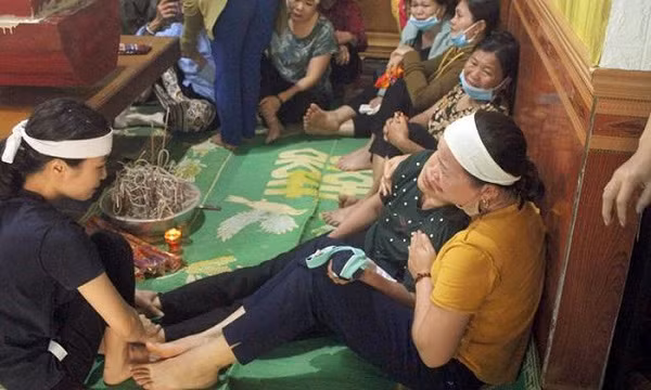 Như báo Tổ Quốc đã đưa tin, sáng 22/3, Công an huyện Quế Phong xác minh nguồn tin của quần chúng về nhóm đối tượng buôn ma túy, đơn vị đã cử tổ công tác gồm 8 đồng chí tổ chức vây bắt nhóm đối tượng này. (Đồng chí Sầm Quốc Nghĩa ra đi để lại vợ trẻ và con thơ với niềm tiếc thương vô hạn. Ảnh: K.Kiên)