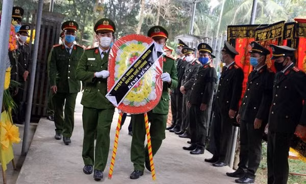 Cũng trong hôm nay, Thiếu tướng Nguyễn Hữu Cầu, Giám đốc Công an tỉnh Nghệ An cho biết, Công an tỉnh đã chính thức thăng hàm từ Thượng úy lên Đại úy đối với Thượng úy Sầm Quốc Nghĩa. Huyện ủy, UBND huyện Quế Phong viếng đồng chí đại úy Sầm Quốc Nghĩa