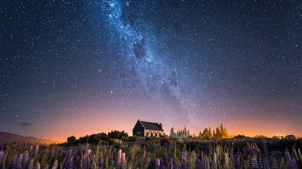 Tuy nhiên, các siêu sóng thần quasar dường như chỉ tồn tại trong các thiên hà trẻ tuổi, đang trong giai đoạn cuồng nộ ban đầu, thay vì các thiên hà già như Milky Way – thiên hà chứaTrái Đất.