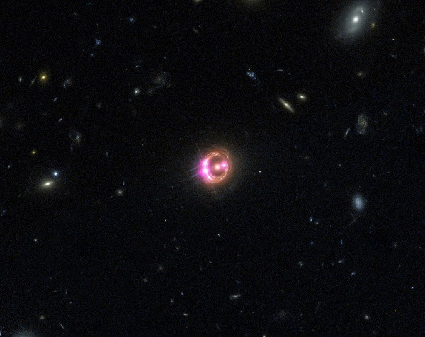 Quasar mà Hubble phát hiện là một siêu sóng thần vũ trụ mang tốc độ kinh ngạc. Chỉ trong 3 năm, nó đã tăng tốc từ 69 triệu km/giờ lên 74 triệu km/giờ.