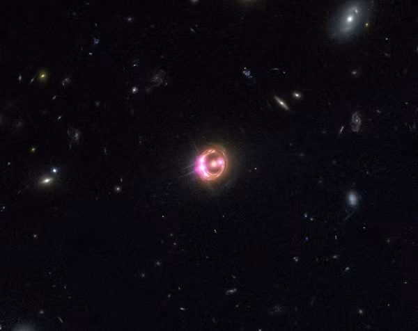 Quasar mà Hubble phát hiện là một siêu sóng thần vũ trụ mang tốc độ kinh ngạc. Chỉ trong 3 năm, nó đã tăng tốc từ 69 triệu km/giờ lên 74 triệu km/giờ.