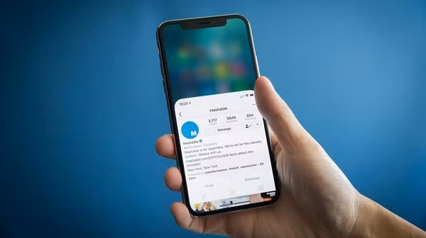 Chế độ một tay: Khi sử dụng dòng iPhone cỡ lớn, bạn có thể chạm 2 lần vào nút Home để bật chế độ Reachability. Thao tác hữu ích này trên iPhone giúp dễ dàng thao tác trên ngón cái khi nội dung trên màn hình giảm đi một phần ba.