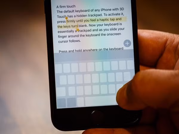 Bàn di chuột trên iPhone: Bàn phím trên các thiết bị iPhone hỗ trợ 3D Touch có thể thay đổi thành bàn di chuột. Hãy nhấn mạnh trên bất kỳ phím nào cho đến khi bạn thấy các phím chuyển sang trạng thái trống.
