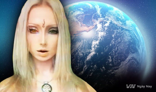 Người ngoài hành tinh Pleiadian được đặc trưng bởi khuôn mặt tròn và hình dáng cao ráo. Người Pleiadian được cho là những người thân thiện và mặc dù họ thường không có tóc, nhưng nếu có thì mái tóc của họ thường màu vàng cùng đôi mắt với đồng tử gần giống mắt ếch mang hai màu đặc trưng