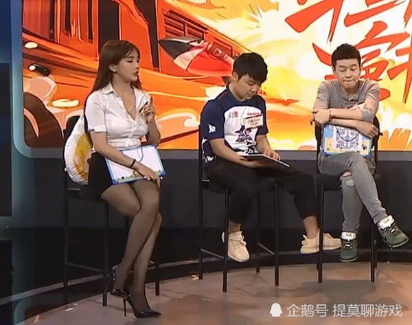 Dù là chuyên nghiệp, nghiệp dư hay đơn thuần là showmatch giao hữu thì những giải đấu game không thể thiêu sự xuất hiện của các bóng hồng xinh đẹp nhằm khuấy động không khí trường quay. Mới đây, giải đấu của Đột Kích tại Trung Quốc bỗng nhiên nóng trở lại với sự xuất hiện của một nữ bình luận viên xinh đẹp và gợi cảm.