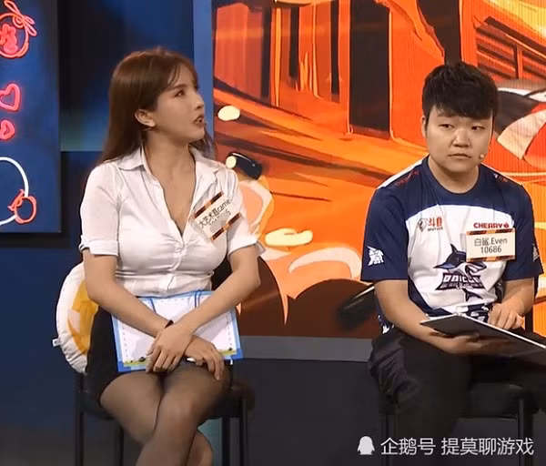 Cô nàng này có tên Gia Gia, là một nữ streamer khá đình đám tại xứ Trung. Ngay khi vừa xuất hiện, Gia Gia đã thu hút sự chú ý bởi vẻ đẹp không tì vết cùng thân hình nóng bỏng gợi cảm.