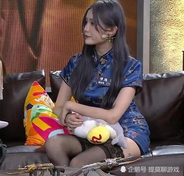 Có vẻ nhận thấy sự cố về trang phục này, nữ BLV Đột Kích đã rời khỏi sân khấu ít lâu và quay trở lại với một bộ quần áo mới kín đáo hơn.