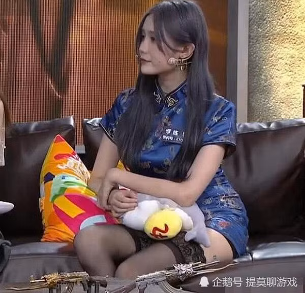 Có vẻ nhận thấy sự cố về trang phục này, nữ BLV Đột Kích đã rời khỏi sân khấu ít lâu và quay trở lại với một bộ quần áo mới kín đáo hơn.