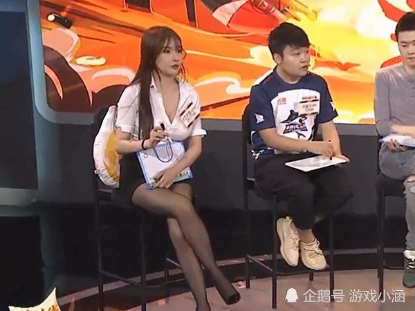 Không chỉ vậy, Gia Gia còn bị chỉ trích khi cố tình ăn mặc phản cảm và có những thế ngồi hớ hênh. Chiếc áo trắng khoét cổ quá sâu cùng váy bó quá ngắn không ít lần khiến người xem ''nhức mắt''.