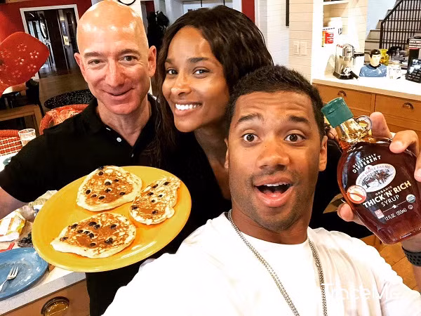 Một điều thú vị khác là người đàn ông này luôn thích dậy sớm vào buổi sáng, nấu bữa sáng và ăn sáng cùng gia đình. Đó là cách ông thư giãn khi bắt đầu một ngày mới.