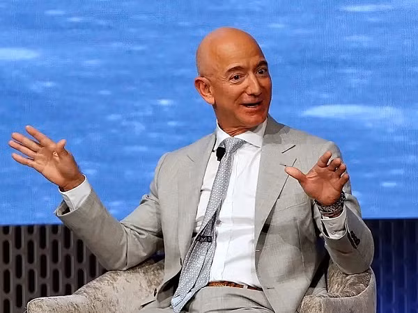 Vị tỷ phú 56 tuổi cũng nổi tiếng với những lá thư đầy cảm hứng gửi đến các cổ đông, tích cực chia sẻ lời khuyên về cách vươn tới thành công cho giới trẻ. Một số thói quen hàng ngày cũng tiết lộ bí quyết thành công của Jeff Bazos.