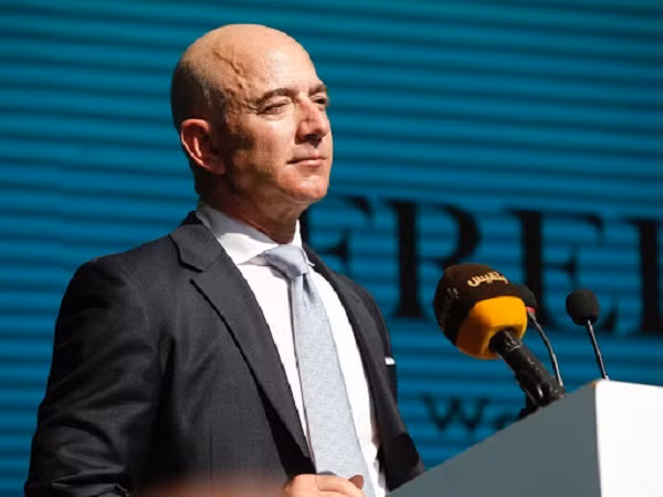 Người sáng lập Amazon luôn biết cách để khích lệ đội ngũ nhân viên và các nhà đầu tư, cũng như tìm cảm hứng làm việc cho bản thân mỗi ngày. Một trong những câu nói yêu thích nhất của vị tỷ phú được Jeff Bazos chia sẻ trên Twitter tiết lộ bí quyết thành công của ông.