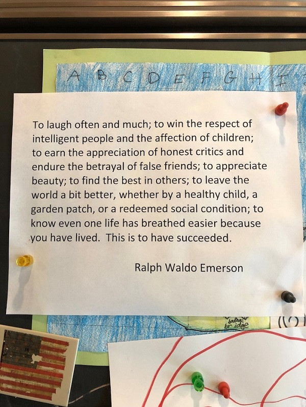 “Cười nhiều hơn và thường xuyên hơn để được những người tài năng tôn trọng và được trẻ em yêu mến; chịu đựng được sự phản bội của bạn bè; biết tìm ra điều tốt đẹp nhất trong mỗi người; không ngừng góp phần tạo nên một thế giới tốt đẹp hơn; đóng góp cho các hoạt động xã hội; thấu hiểu cuộc đời đẹp nhất bởi là khi bạn sống. Có được tất cả điều này là bạn đã thành công”, một phần nội dung câu nói.