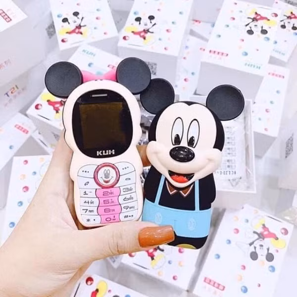 Máy được trang bị 2 khe sim, 1 khe thẻ nhớ dung lượng tối đa 32GB, không chỉ đóng vai trò như chiếc điện thoại nghe gọi mà còn có thể dùng nghe nhạc, hay sử dụng chức năng thay đổi giọng nói để giải trí. Ảnh: shopee