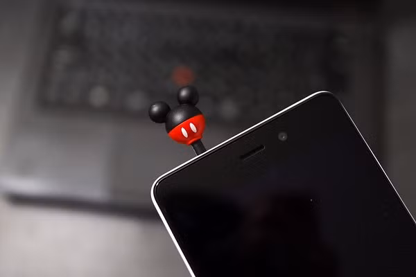  Disney Mobile DM004 sử dụng hệ điều hành Android 6, camera sau 8.0, camera trước 6.0, cùng bộ nhớ lên đến 16MB cho các cô nàng thỏa sức chụp choẹt và lưu trữ hình ảnh, video. Ảnh: levu01