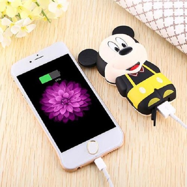 Điểm đặc biệt của chiếc điện thoại nhỏ xinh này là sở hữu pin “cực khủng”, đảm bảo thời gian sử dụng từ 2-5 ngày, và hỗ trợ kết nối bluetooth, sạc pin cho điện thoại smartphone. Ảnh: alofone