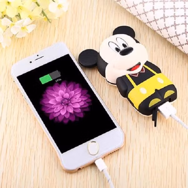 Điểm đặc biệt của chiếc điện thoại nhỏ xinh này là sở hữu pin “cực khủng”, đảm bảo thời gian sử dụng từ 2-5 ngày, và hỗ trợ kết nối bluetooth, sạc pin cho điện thoại smartphone. Ảnh: alofone