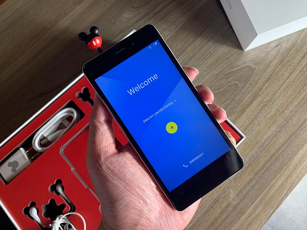 Nếu nàng là cô nàng mơ mộng, lại mê những chiếc smartphone, thì Disney Mobile DM004 - mẫu điện thoại mới nhất từ Disney với rất nhiều phụ kiện ”đáng yêu” kèm theo chắc hẳn là một món quà hoàn hảo. Ảnh: levu01