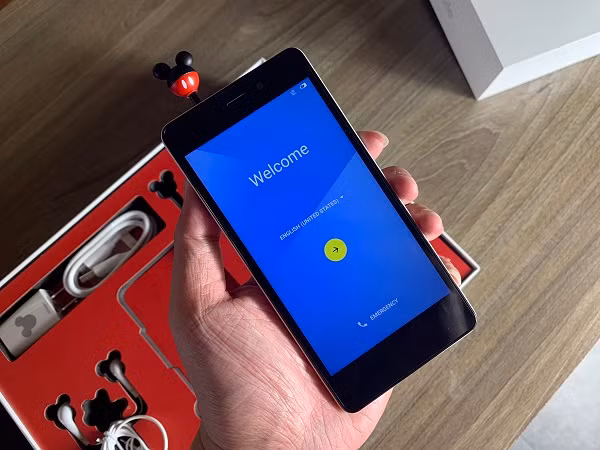 Nếu nàng là cô nàng mơ mộng, lại mê những chiếc smartphone, thì Disney Mobile DM004 - mẫu điện thoại mới nhất từ Disney với rất nhiều phụ kiện ”đáng yêu” kèm theo chắc hẳn là một món quà hoàn hảo. Ảnh: levu01