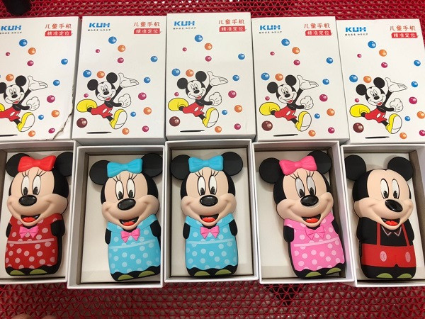 Hiện điện thoại chuột Mickey T21 có giá khoảng 500 – 600 nghìn đồng, gồm 2 phiên bản nam và nữ, có nhiều màu sắc như: hồng, đỏ, xanh dương, vàng, dễ dàng để bạn lựa chọn tặng cho người ấy. Ảnh: alofone