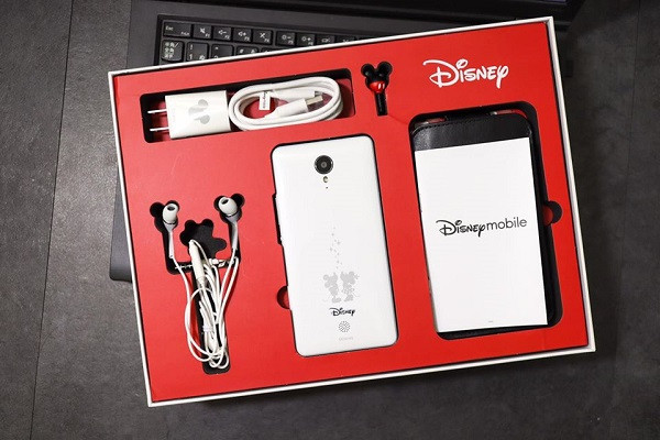 Trọn bộ sản phẩm còn bao gồm bao da sang chảnh, tai nghe, sạc cáp, và cả một chiếc nút lỗ tai nghe hình chú chuột Mickey cực kỳ đáng yêu, khiến nàng nào nhận được cũng “liêu xiêu”. Ảnh: levu01