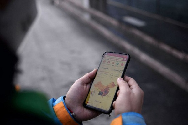 Một số ứng dụng cho phép người dùng biết họ có ở gần người nào bị nhiễm bệnh hay không, được áp dụng trên hồ sơ giao thông công cộng, lịch trình di chuyển của hành khách trên cả máy bay và tàu hỏa.