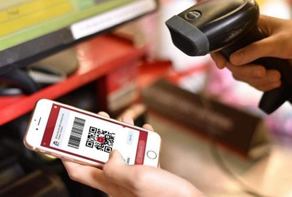 Tại hầu hết khu bán thực phẩm, thanh toán tiền mặt được thay thế bởi thanh toán trực tuyến, mã QR hay thẻ tín dụng. Máy bán đồ ăn tự động cũng được lắp đặt nhiều hơn tại các khu dân cư, tránh việc người dân đến nơi công cộng và giảm nguy cơ lây nhiễm chéo Covid-19.