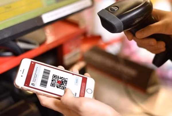 Tại hầu hết khu bán thực phẩm, thanh toán tiền mặt được thay thế bởi thanh toán trực tuyến, mã QR hay thẻ tín dụng. Máy bán đồ ăn tự động cũng được lắp đặt nhiều hơn tại các khu dân cư, tránh việc người dân đến nơi công cộng và giảm nguy cơ lây nhiễm chéo Covid-19.