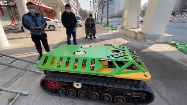 Việc phun thuốc khử trùng phòng cách ly hay thậm chí là thăm khám và chăm sóc bệnh nhân đều được robot đảm nhiệm phần nào.