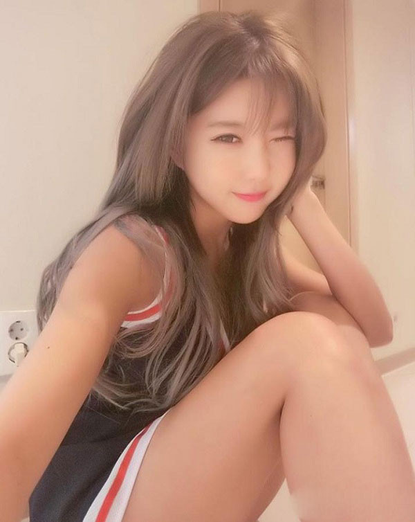 Nhìn những hình ảnh này, không ít người phải ngạc nhiên khi biết rằng thực chất nữ streamer xinh đẹp này đã ngoài 30 tuổi, bởi lẽ Heo Yoon Mi luôn xuất hiện với vẻ ngoài quá trẻ trung.