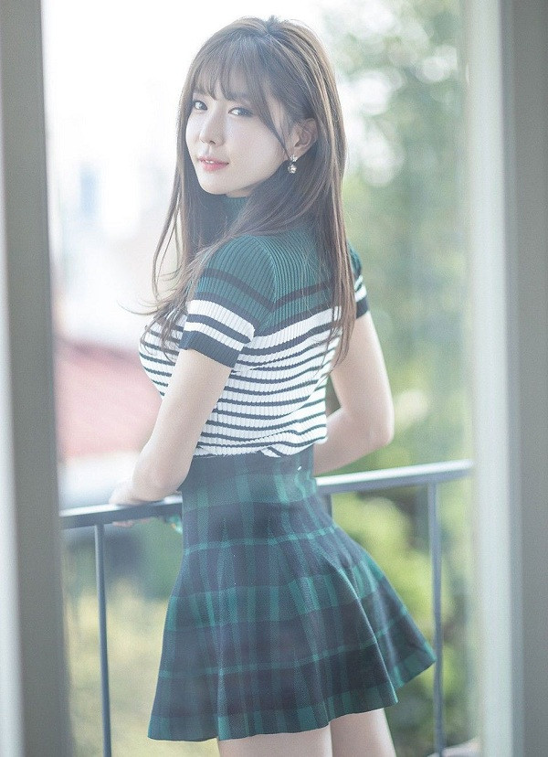 Lợi thế về hình thể cũng giúp cho Heo Yoon Mi không ngại ngần mà chụp những bộ ảnh gợi cảm, hay khoe đôi chân dài miên man.