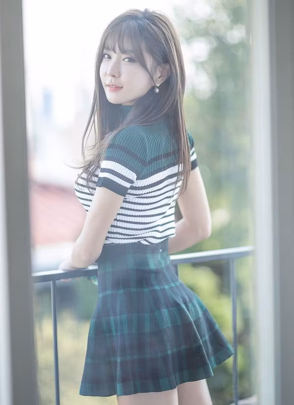 Lợi thế về hình thể cũng giúp cho Heo Yoon Mi không ngại ngần mà chụp những bộ ảnh gợi cảm, hay khoe đôi chân dài miên man.