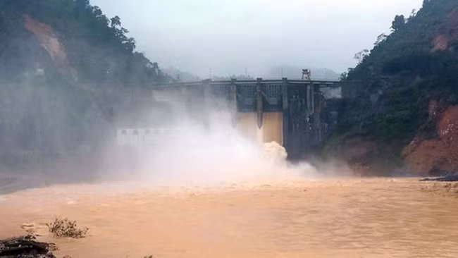 Dap thuy dien thoat dong nhu the nao, sao cu lu la xa?-Hinh-2