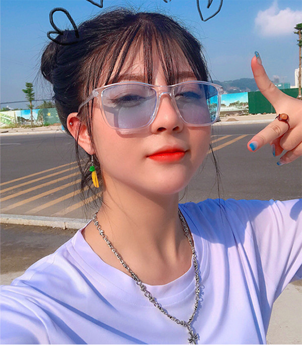 Mặc dù mới vào nghề chưa lâu, nhưng cô đã tạo ra được một cộng đồng fans đông đảo sau khi tham gia hàng loạt clip hài triệu view trên mạng xã hội.