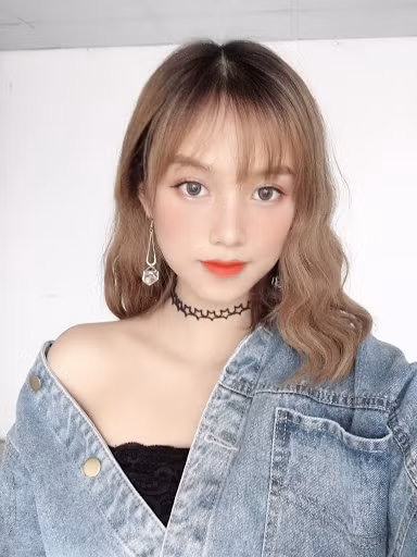 Cô đang tham gia Box Studio - công ty đào tạo những tài năng như Quang Cuốn, Thảo Nari...Chính nhờ những nỗ lực của mình, Yến hiện đã có hơn 110.000 lượt theo dõi trên fanpage cá nhân.