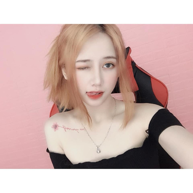Bên cạnh việc làm streamer trên Facebook Gaming, Dung còn rất nhiều tài lẻ khác như nấu ăn, vẽ chibi và diễn xuất. Thế nên, cô được rất nhiều người quan tâm và theo dõi trên trang cá nhân.