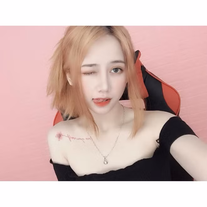 Bên cạnh việc làm streamer trên Facebook Gaming, Dung còn rất nhiều tài lẻ khác như nấu ăn, vẽ chibi và diễn xuất. Thế nên, cô được rất nhiều người quan tâm và theo dõi trên trang cá nhân.