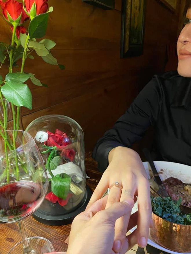 Cũng trong thời điểm này, Uyên Pu đồng thời khoe ảnh chiếc nhẫn ở ngón áp út lên Facebook, ngầm ám chỉ việc bạn trai vừa cầu hôn mình.