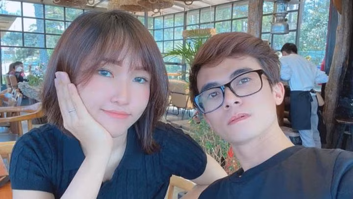 Chuyện tình cảm của nữ streamer này cũng gặp nhiều may mắn, Uyên Pu đã có bạn trai từ lâu, cặp đôi này hẹn hò được 2 năm dù họ không công khai quá nhiều lên mạng xã hội.