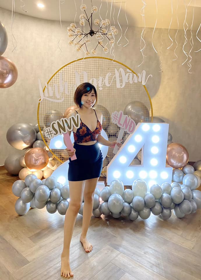 Mặc dù đang mang thai, thế nhưng trong bức ảnh mới nhất, Uyên Pu đã khiến cho người hâm mộ sửng sốt vì thân hình quá nuột nà, nhìn vào không ai nghĩ cô đang có em bé.