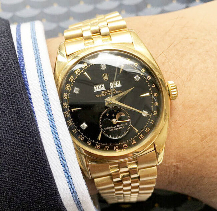 Trước khi Hiệp định Geneve được ký kết, Bảo Đại… đi shopping ở Thụy Sỹ. Khi những cái đầu ngoại giao đáng gờm nhất của hai ý thức hệ đàm phán để đưa ra những quyết định phù hợp nhất với Đông Dương, thì vị hoàng đế cuối cùng rời Hotel des Bergues để sang tiệm Chronometrie Philippe Beguin bên kia đường. Yêu cầu của ông với nhân viên tiệm này rất ngắn gọn và đơn giản: “Tôi muốn chiếc Rolex hiếm nhất và tốt nhất từng được làm ra.”