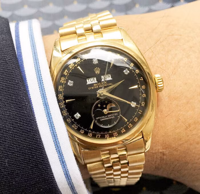 Trước khi Hiệp định Geneve được ký kết, Bảo Đại… đi shopping ở Thụy Sỹ. Khi những cái đầu ngoại giao đáng gờm nhất của hai ý thức hệ đàm phán để đưa ra những quyết định phù hợp nhất với Đông Dương, thì vị hoàng đế cuối cùng rời Hotel des Bergues để sang tiệm Chronometrie Philippe Beguin bên kia đường. Yêu cầu của ông với nhân viên tiệm này rất ngắn gọn và đơn giản: “Tôi muốn chiếc Rolex hiếm nhất và tốt nhất từng được làm ra.”