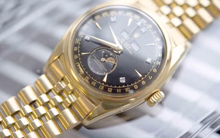 Chiếc “đồng hồ Bảo Đại” giờ có thể coi như một huyền thoại sống. Xét về mặt kỹ thuật, nó là một chiếc đồng hồ vàng, 4 kim 3 lịch, có điểm tuần trăng, cọc số đính kim cương ở góc 2, 4, 8, 10 và 12 giờ. Nhưng đối với những nhà sưu tầm, họ chỉ quan tâm đến một khía cạnh duy nhất: Chủ nhân của chiếc 6062.