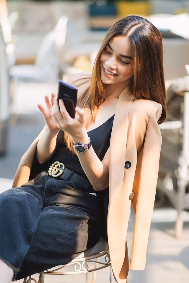  Hiện tại, nữ hoàng giải trí đang là một trong những đại sứ thương hiệu của Oppo, bởi vậy không khó hiểu khi cô có sở hữu nhiều hơn một phiên bản smartphone của hãng này.