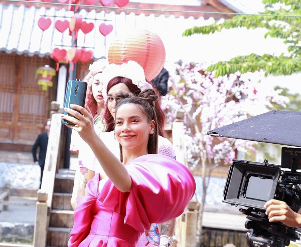 Trên tay Hà Hồ là chiếc Oppo F11 Pro sở hữu cụm camera kép ở mặt lưng 48MP và nổi bật với camera selfie pop up (camera thò thụt) ở cạnh trên tương tự như Vivo NEX.