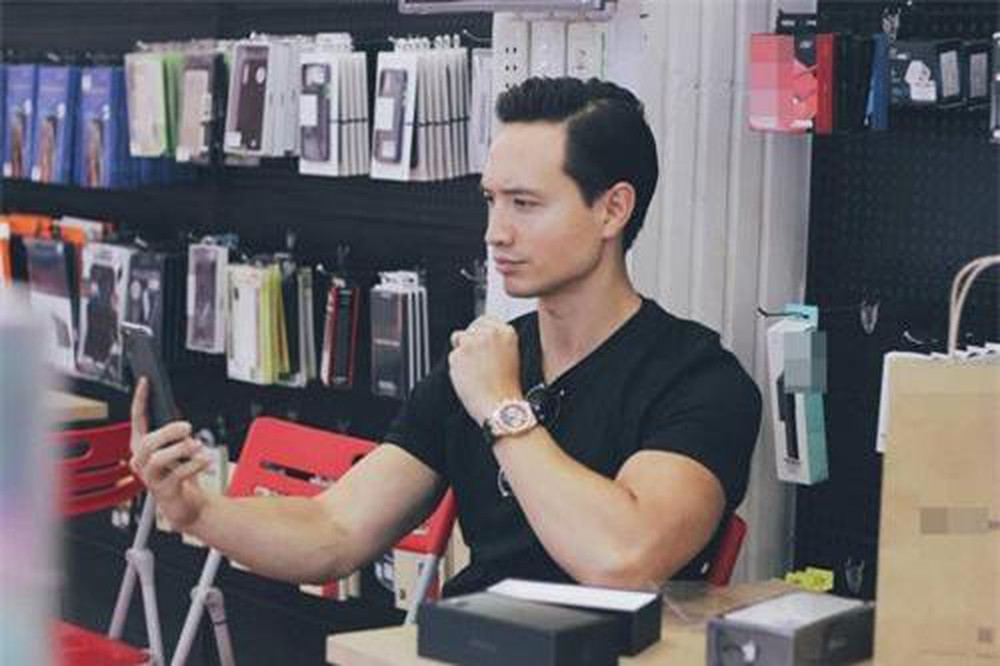 Bộ ba iPhone 11 ra mắt fan công nghệ vào đầu tháng 9, chính thức mở bán tại Apple Store trên toàn thế giới vào ngày 20/9/2019. Kim Lý là một trong số những người "đập hộp'' chiếc điện thoại này sớm nhất Việt Nam.