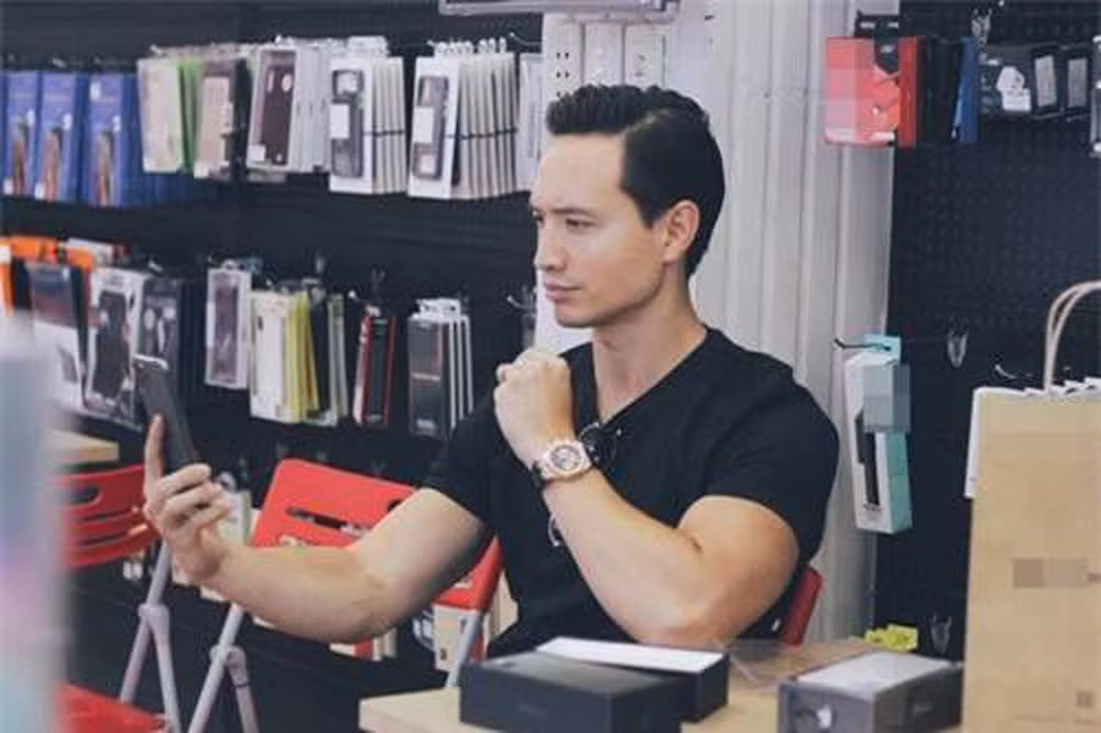 Bộ ba iPhone 11 ra mắt fan công nghệ vào đầu tháng 9, chính thức mở bán tại Apple Store trên toàn thế giới vào ngày 20/9/2019. Kim Lý là một trong số những người "đập hộp'' chiếc điện thoại này sớm nhất Việt Nam.