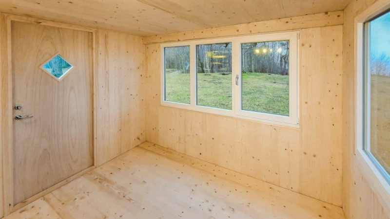 Bên trong ngôi nhà, mọi không gian đều được tận dụng hợp lý, đồ nội thất cũng thiết kế thông minh để tiết kiệm diện tích.